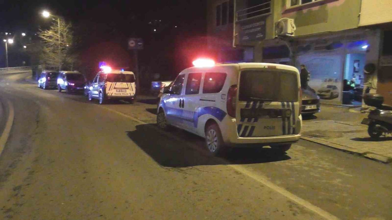 ZONGULDAK'IN KİLİMLİ İLÇESİNDE KAVGA İHBARI ÜZERİNE OLAY YERİNE GELEN POLİS EKİPLERİ, PASTA VE...