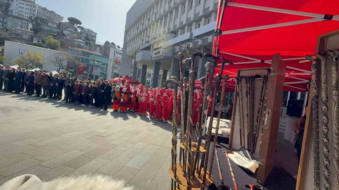 ZONGULDAK'TA 15-22 NİSAN TARİHLERİ ARASINDA KUTLANAN TURİZM HAFTASI ETKİNLİKLERİ, VALİLİK ÖNÜNDEKİ...