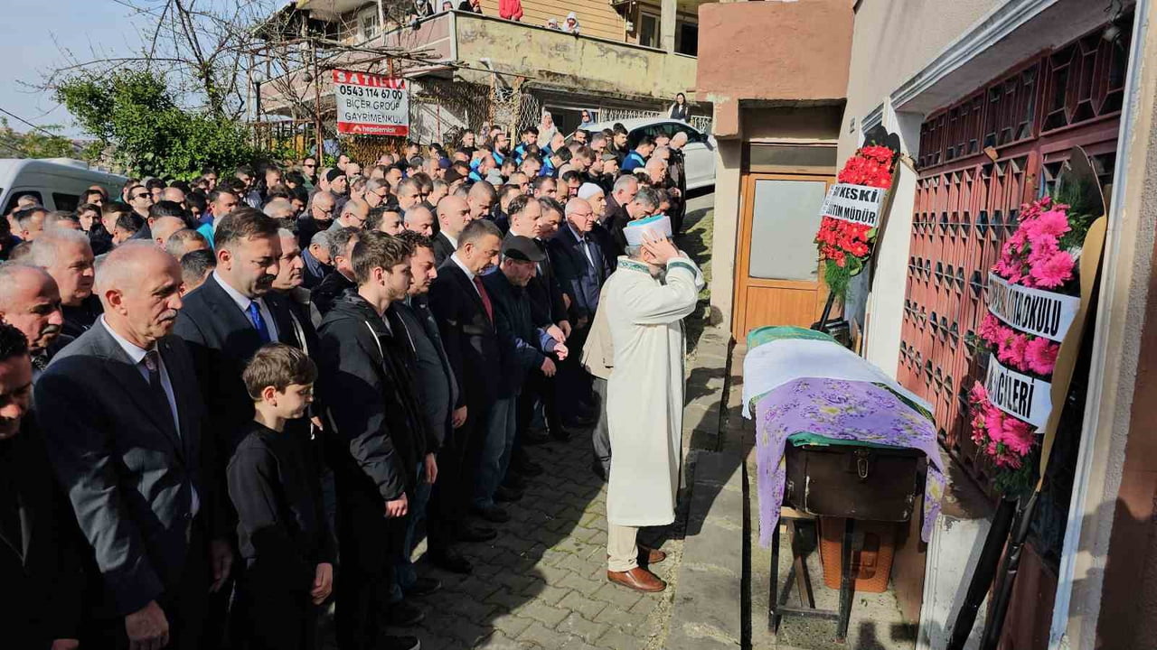 ZONGULDAK'TA MENENJİT ÖN TANISIYLA TEDAVİ GÖRDÜĞÜ HASTANEDE YAŞAMINI YİTİREN 14 YAŞINDAKİ ORTAOKUL...