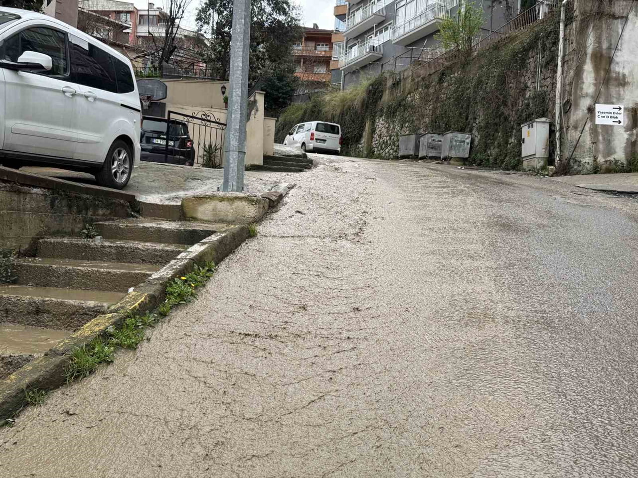 ZONGULDAK(İHA)-ZONGULDAK BELEDİYESİNİN PATLATTIĞI SU BORUSU NEDENİYLE TONLARCA SU BOŞA AKTI.