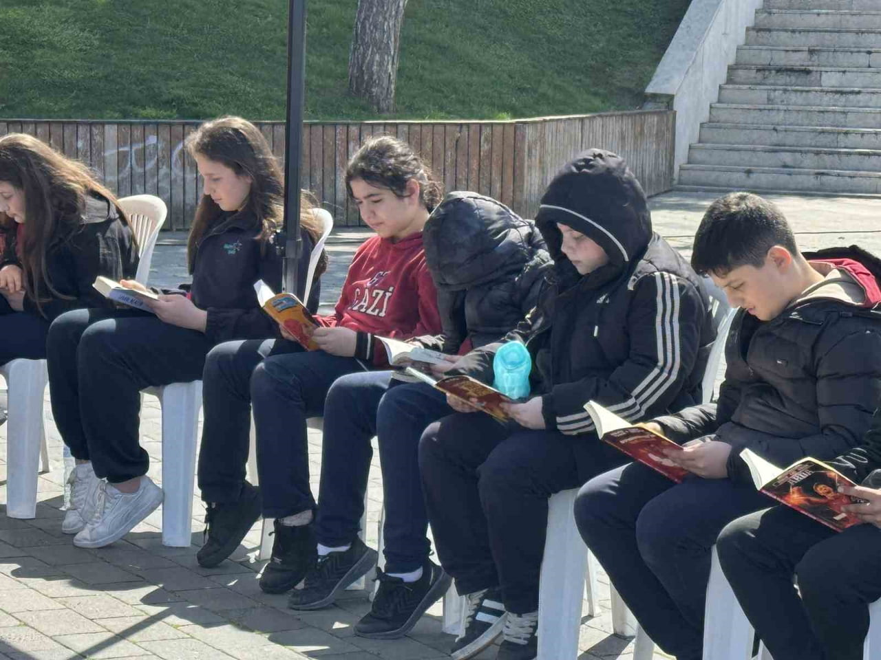 ZONGULDAK(İHA)-ZONGULDAK’TA SAHİL BANDINDA, YOĞUN KATILIMLA “KİTAP OKUYORUZ” ETKİNLİĞİ...