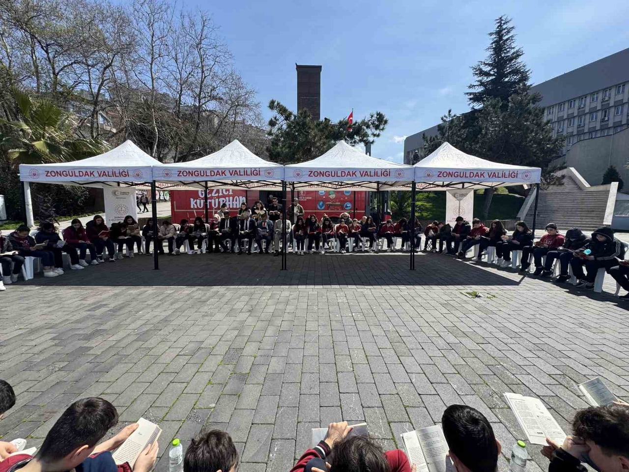 ZONGULDAK(İHA)-ZONGULDAK’TA SAHİL BANDINDA, YOĞUN KATILIMLA “KİTAP OKUYORUZ” ETKİNLİĞİ...