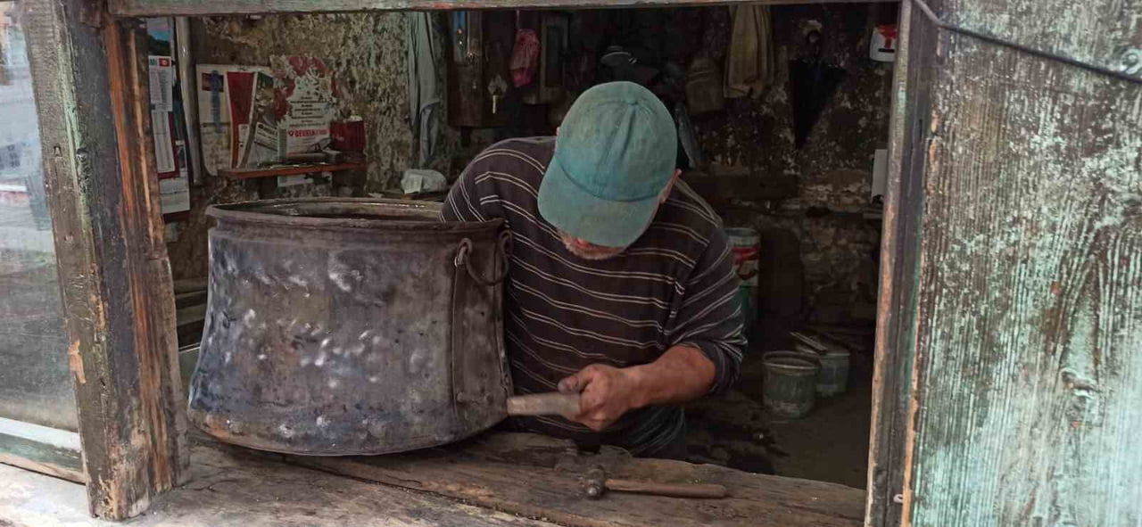 ZONGULDAK’IN DEVREK İLÇESİNDE BABA MESLEĞİNİ 50 YILDIR KESİNTİSİZ SÜRDÜREN KENTİN SON KALAY USTASI...