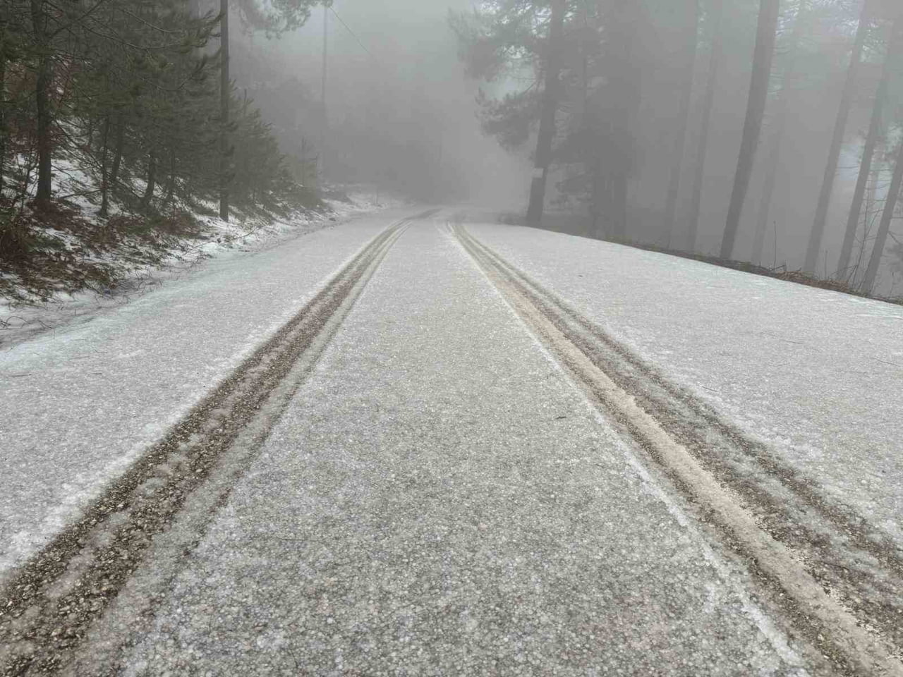 ZORKUN YAYLASI’NDA DOLU ETKİLİ OLDU, ÇEVRE BEYAZA BÜRÜNDÜ