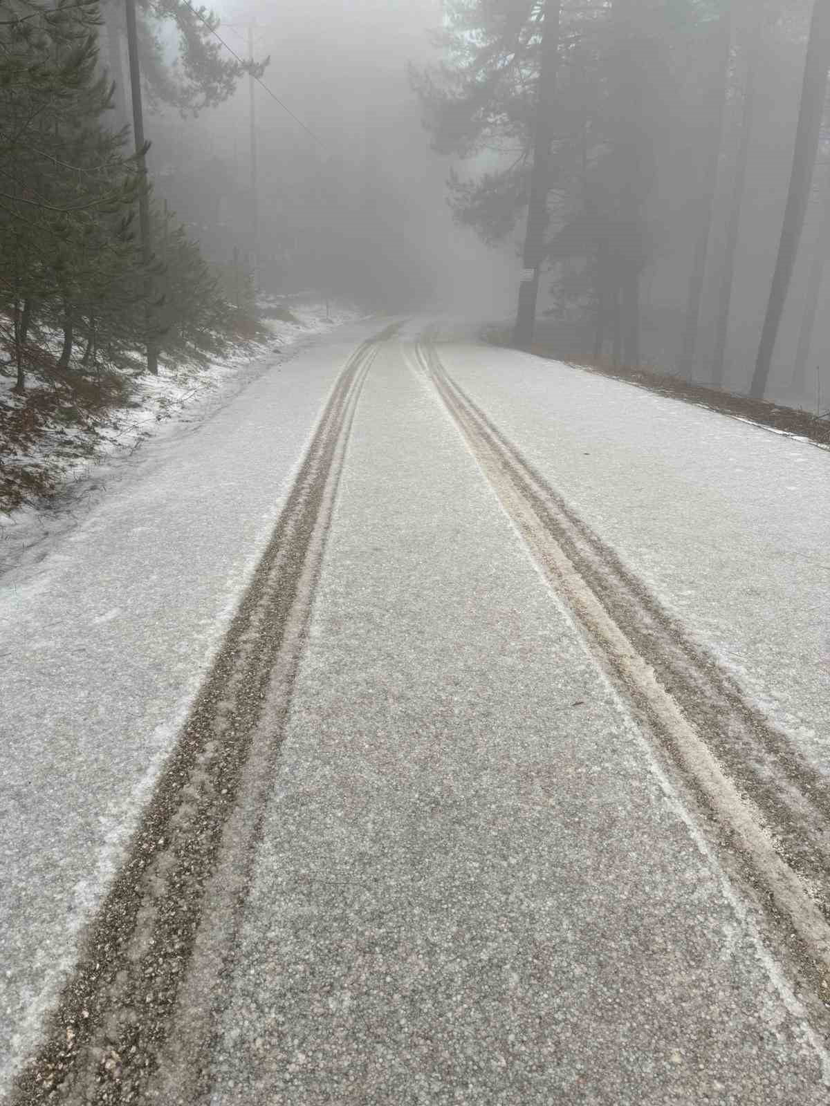 ZORKUN YAYLASI’NDA DOLU ETKİLİ OLDU, ÇEVRE BEYAZA BÜRÜNDÜ