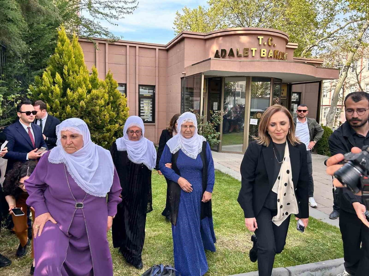 'BARIŞ ANNELERİ' VE DEM PARTİLİ MİLLETVEKİLLERİNDEN OLUŞAN HEYET, ADALET BAKANLIĞI’NA TERÖR ÖRGÜTÜ...