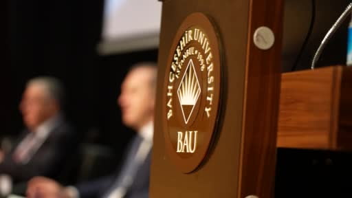'Küresel Rekabette Denizler ve Koridorlar' paneli Bakan yardımcılarıyla öğrencileri...