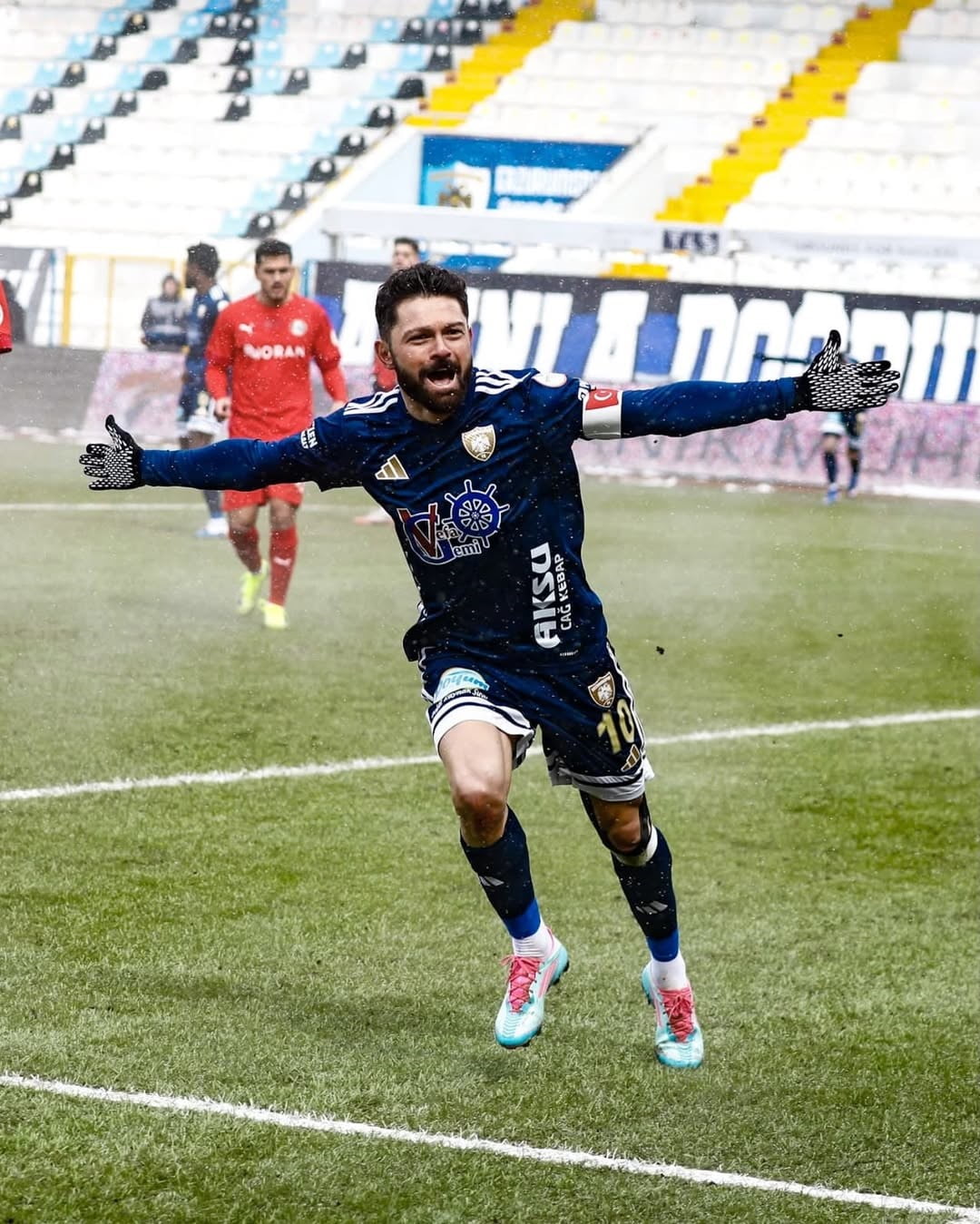 1. LİG’DE ŞAMPİYONLUĞA ULAŞAN ERZURUMSPOR FK’NIN 35 YAŞINDAKİ TECRÜBELİ GOLCÜSÜ EREN TOZLU...