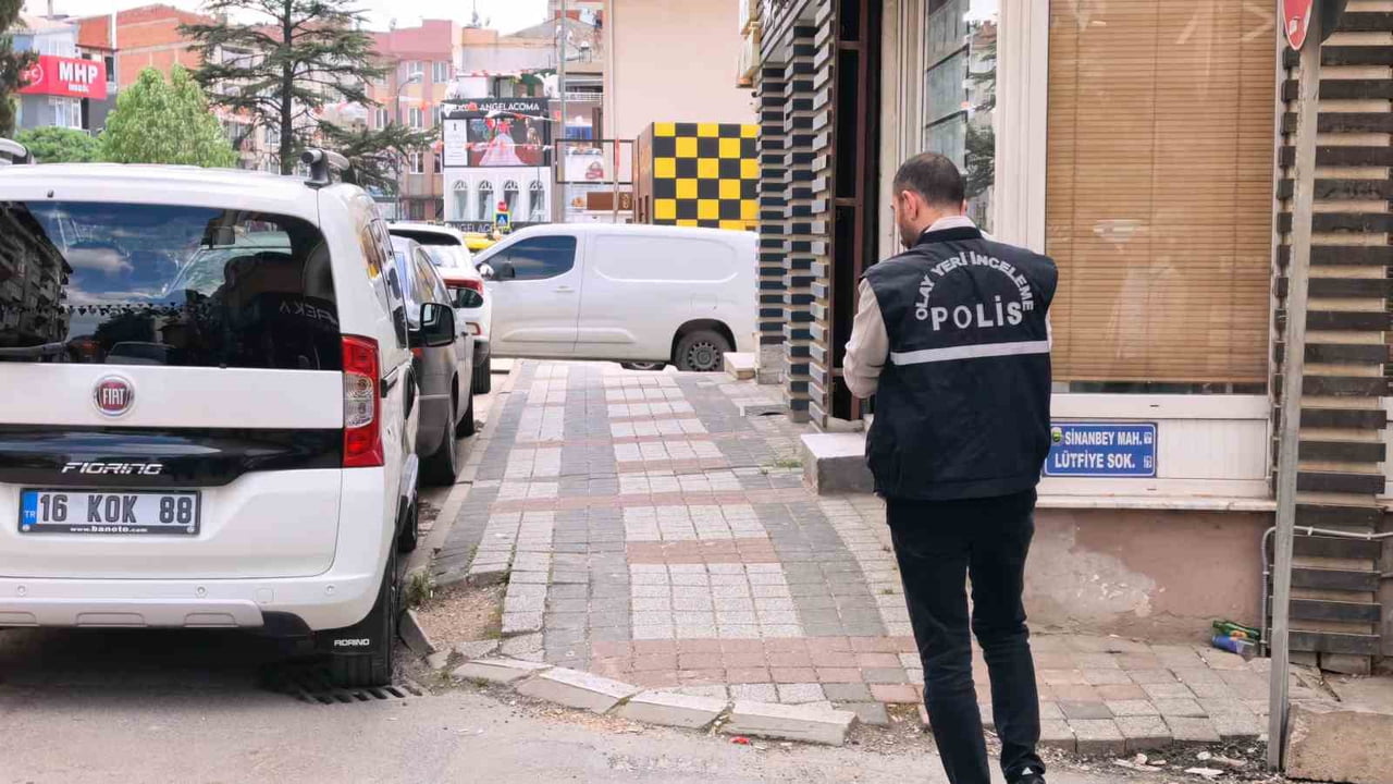 1 MİLİMLE HAYATA TUTUNDU… BURSA’DA BIÇAKLI KAVGADA 1 KİŞİ YARALANDI