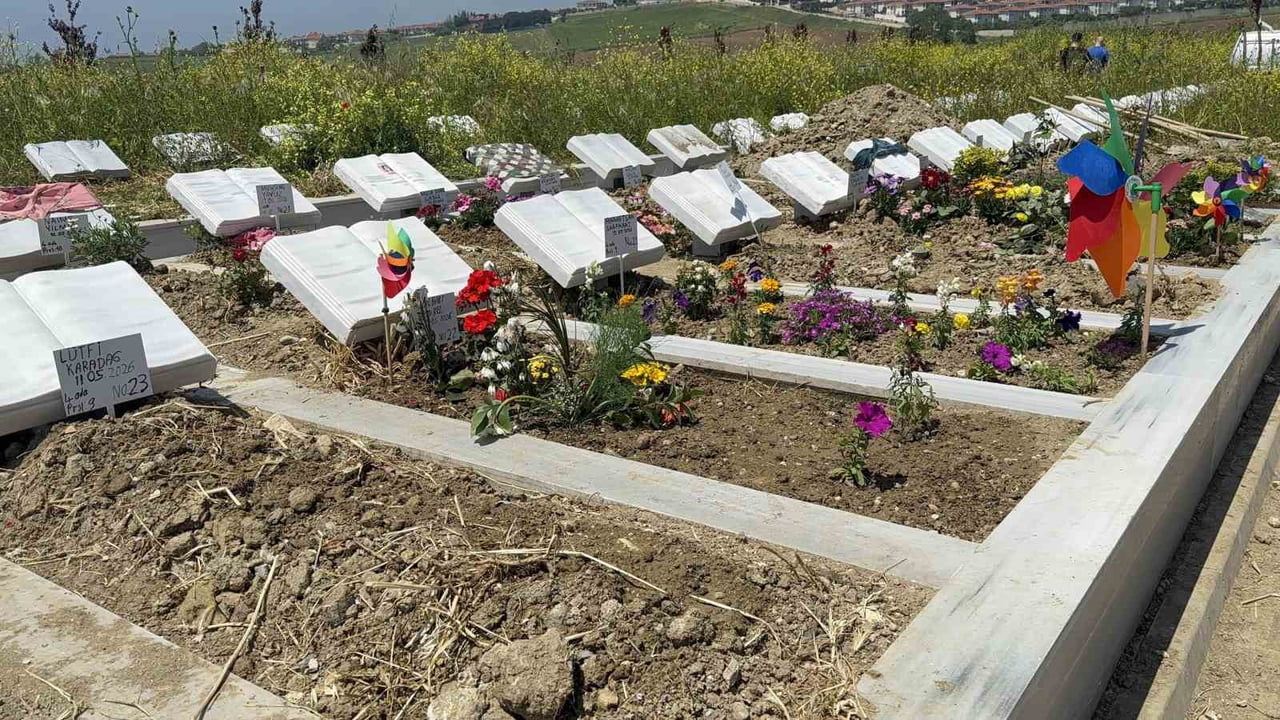 16 YAŞINDAKİ ABDULBAKİ DEMİREL'İN MEZARI