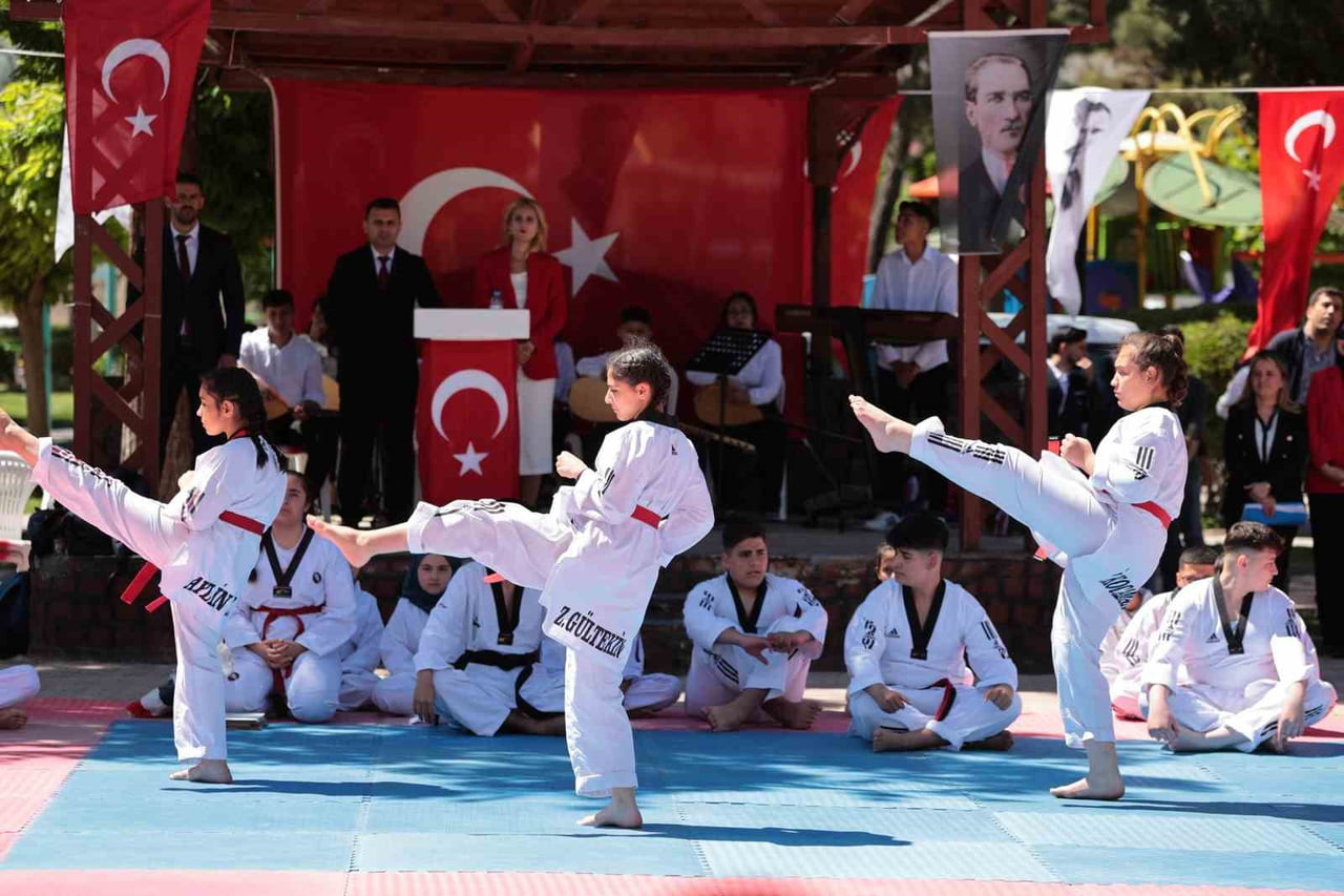 19 MAYIS ARABAN’DA COŞKUYLA KUTLANDI