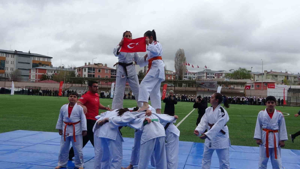19 MAYIS ATATÜRK'Ü ANMA, GENÇLİK VE SPOR BAYRAMI ARDAHAN'DA DÜZENLENEN TÖRENLERLE KUTLANDI.