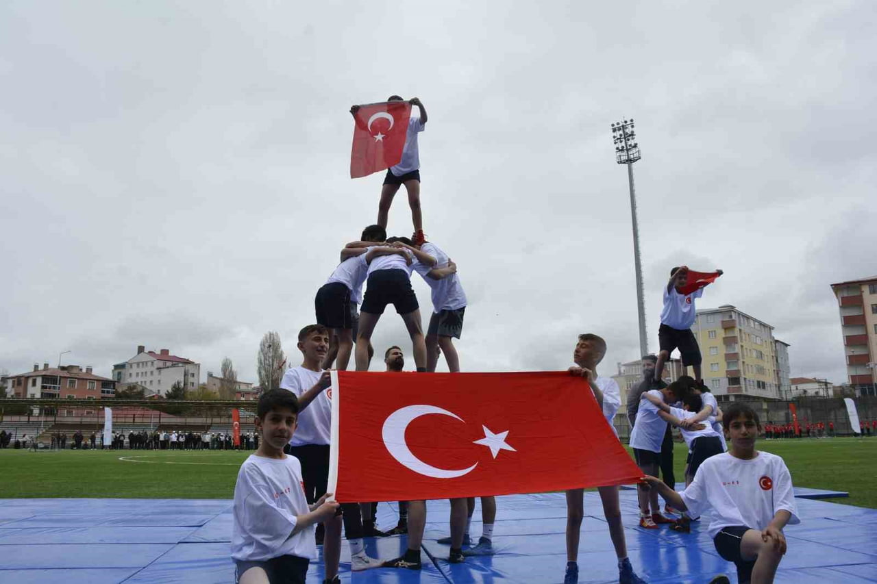 19 MAYIS ATATÜRK'Ü ANMA, GENÇLİK VE SPOR BAYRAMI ARDAHAN'DA DÜZENLENEN TÖRENLERLE KUTLANDI.