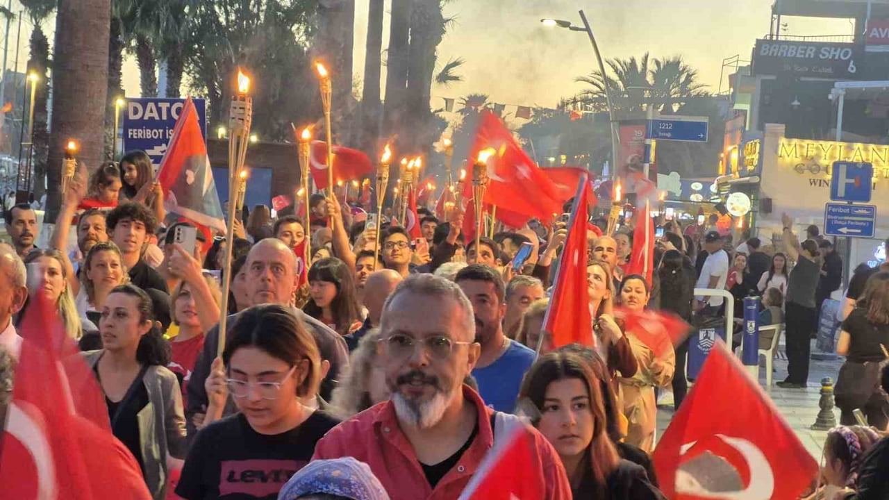 19 MAYIS ATATÜRK'Ü ANMA GENÇLİK VE SPOR BAYRAMI BODRUM'DA FENER ALAYI VE SERTAP ERENER KONSERİYLE...