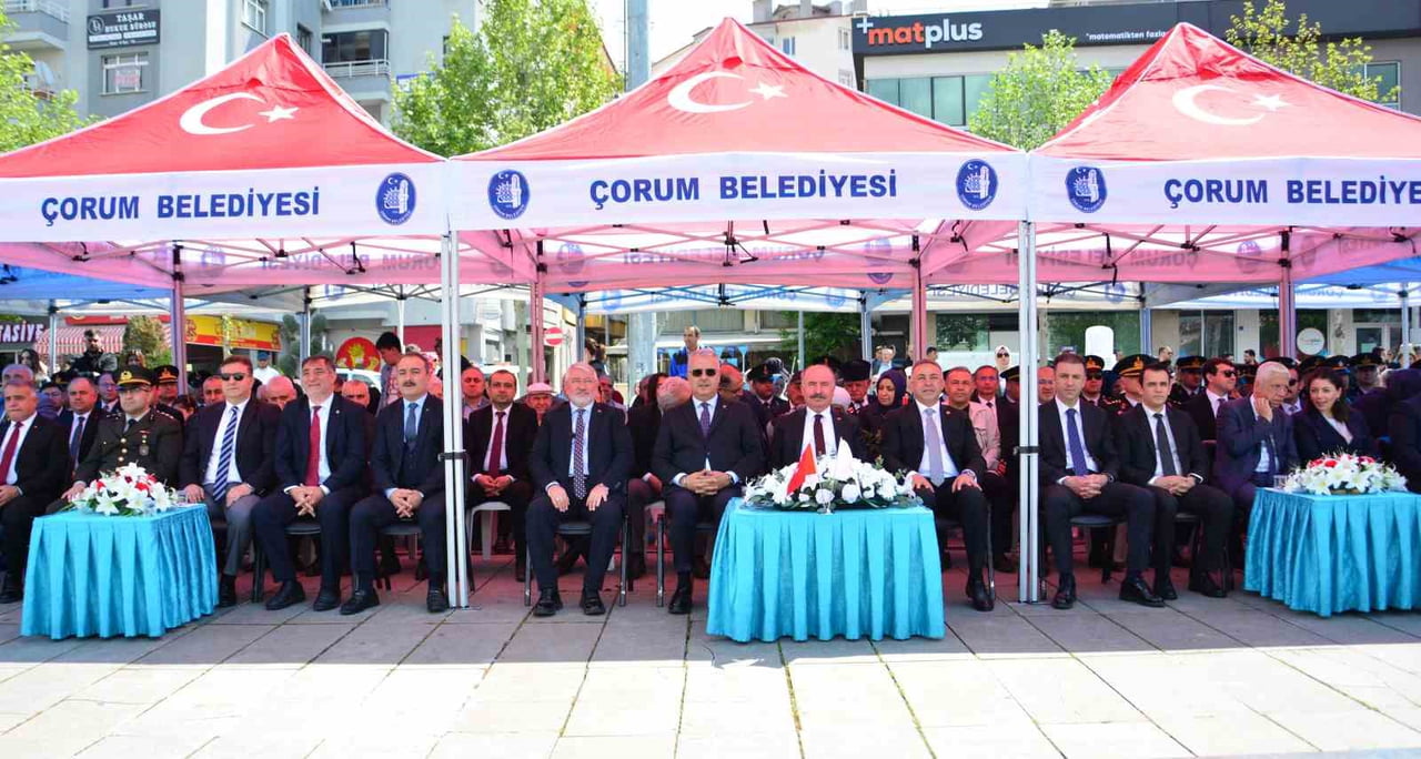 19 MAYIS KUTLAMALARININ YAPILDIĞI KADEŞ BARIŞ MEYDANINDA PROTOKOL ÜYELERİ YERLERİNİ ALDI