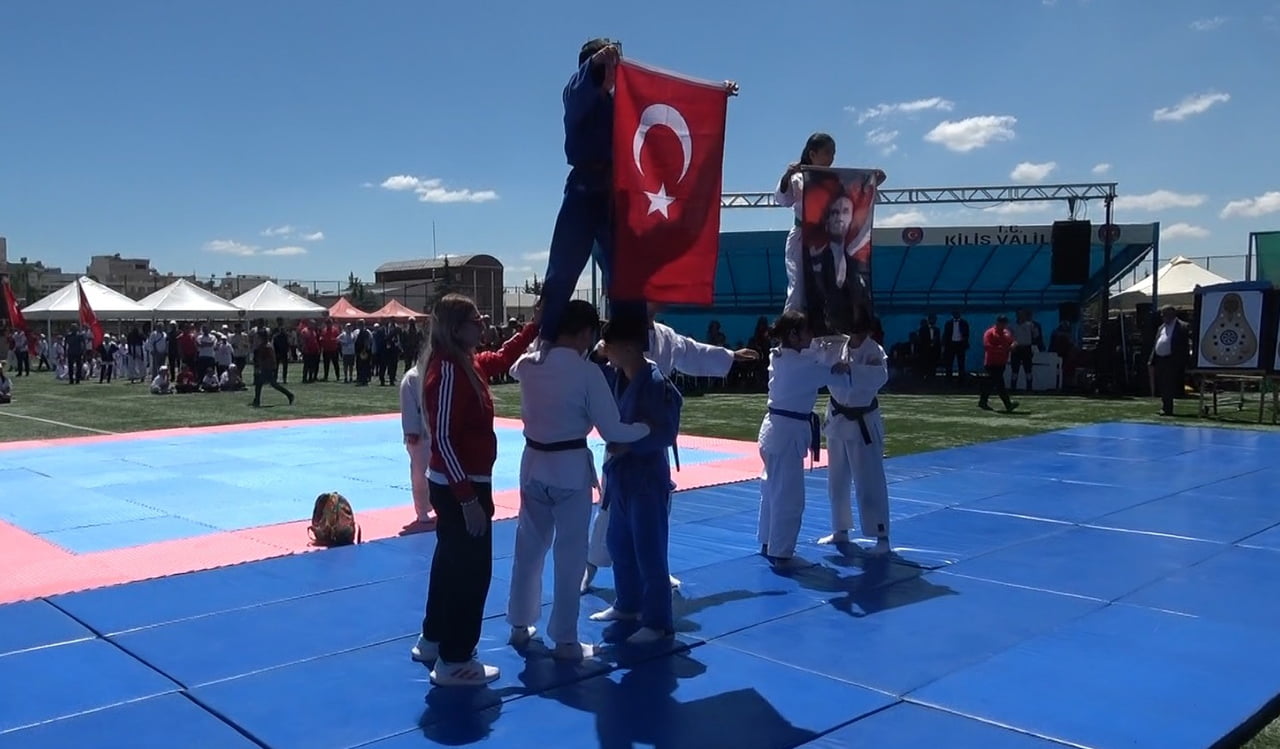 19 MAYIS’TA BAYRAK HEYECANI: ÜÇÜNCÜ DENEMEDE BAŞARI GELDİ
