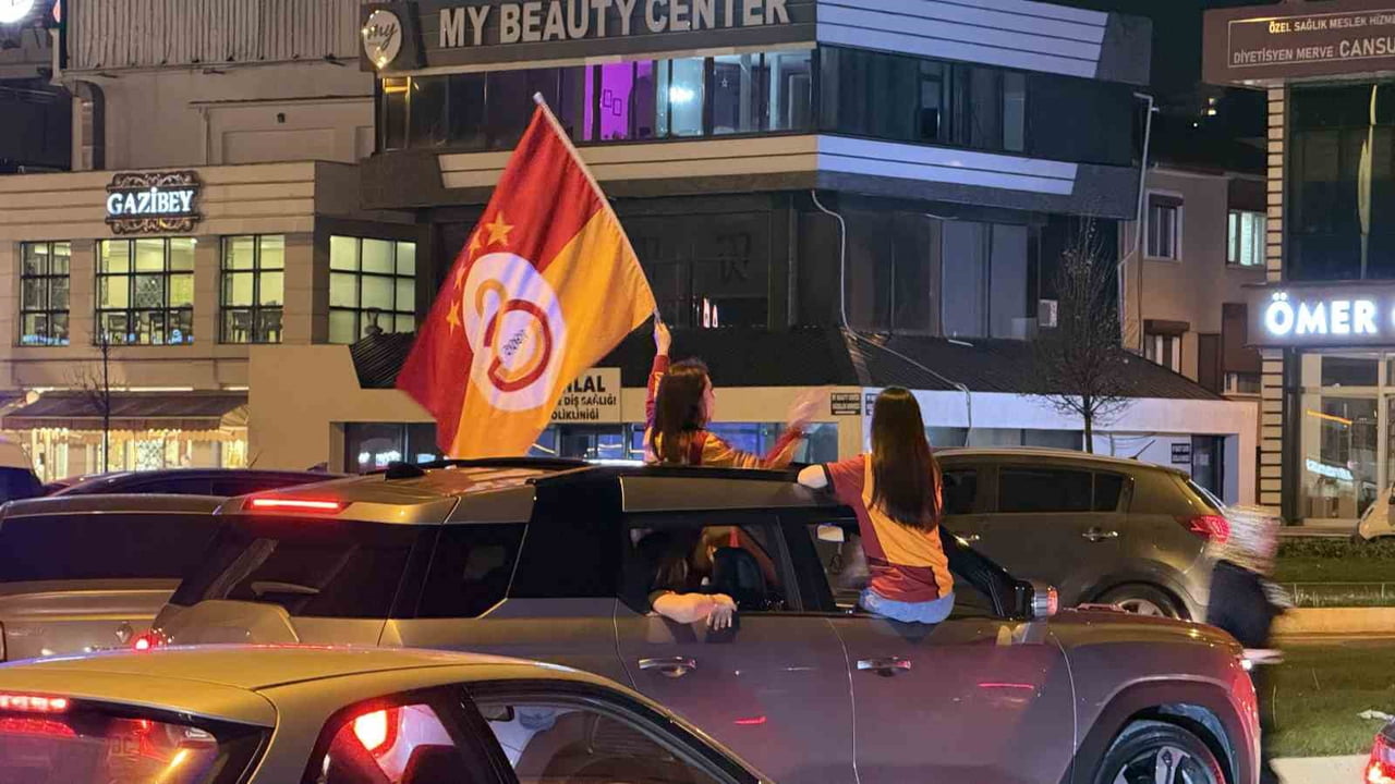 2. CADDE'DE YOĞUNLUK OLUŞTURAN TARAFTARLAR, UZUN ARAÇ KONVOYLARIYLA ŞEHİR TURU ATTI.