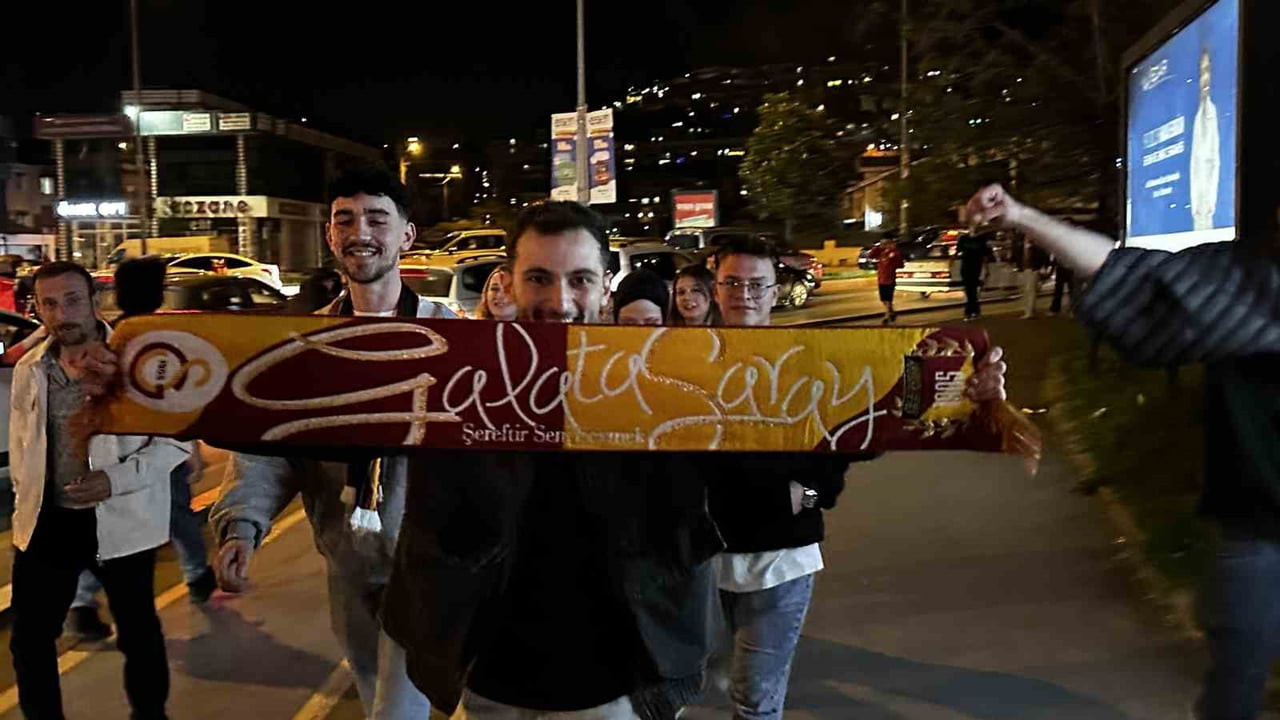 2. CADDE'DE YOĞUNLUK OLUŞTURAN TARAFTARLAR, UZUN ARAÇ KONVOYLARIYLA ŞEHİR TURU ATTI.
