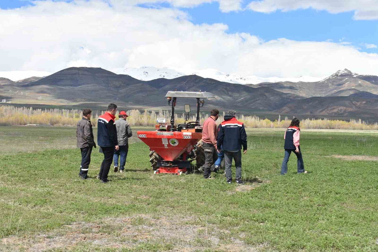 200 DEKAR SUNİ MERADA ÜST GÜBRELEME TAMAMLANDI