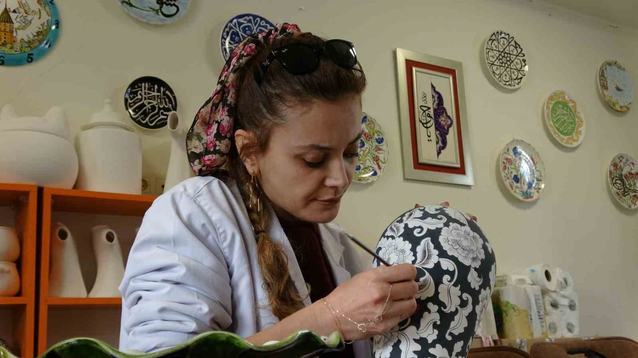 2006 YILINDA MEMLEKETİ MANİSA'DA MAHALLELERİNDEKİ HALK EĞİTİM MERKEZİNDEKİ ÇEŞİTLİ KURSLARA GİDEN...