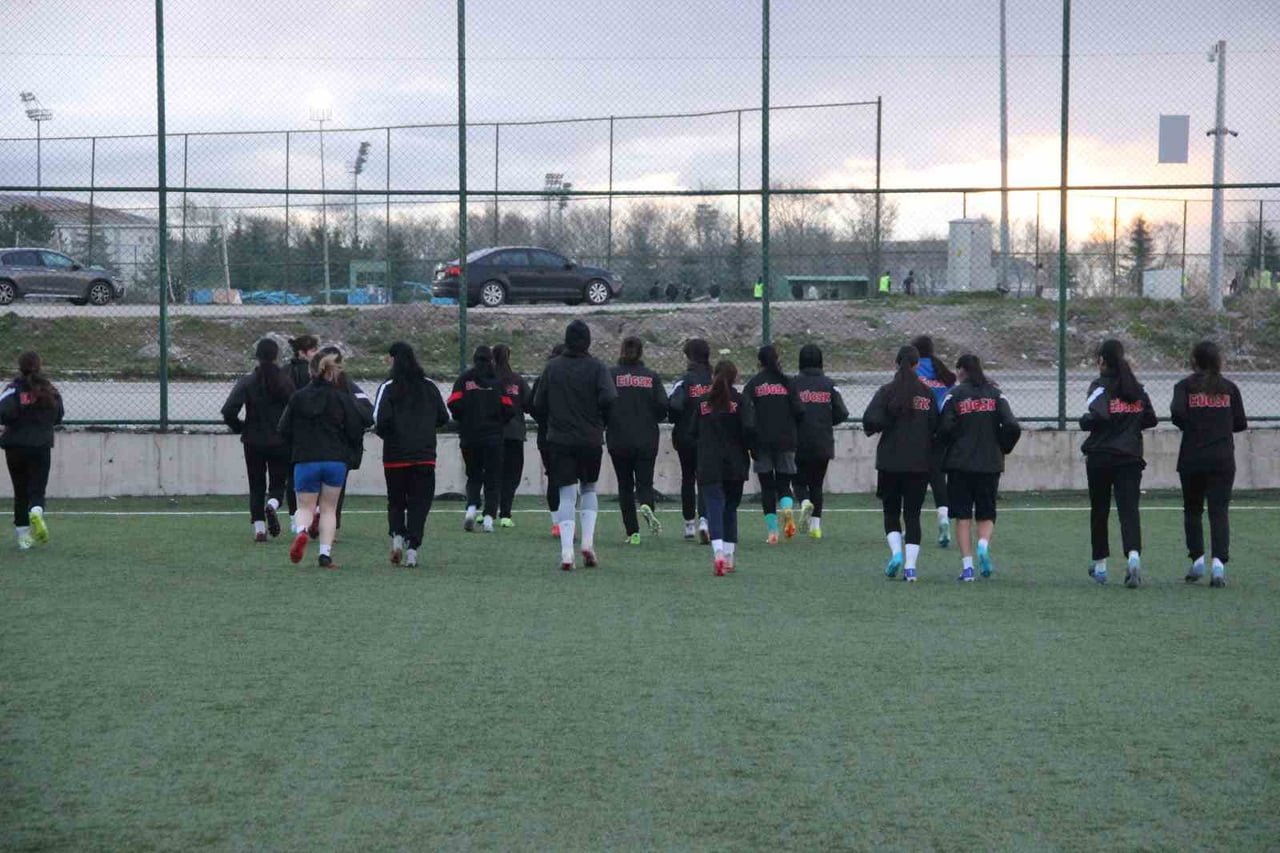 2025 YILINDA KURULAN VE ERZURUM'UN İLK VE TEK KADIN FUTBOL TAKIMI OLMA ÖZELLİĞİNİ TAŞIYAN ERZURUM...