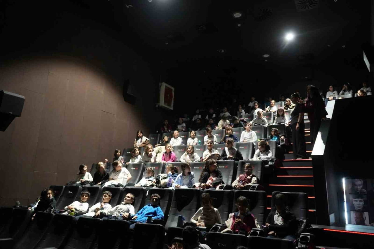 23 NİSAN YILDIZLARINA SİNEMA SÜRPRİZİ