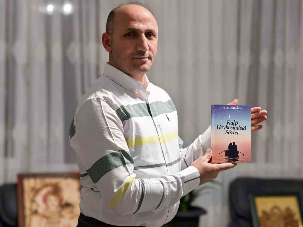 25 YILLIK SÜRE İÇERİSİNDE 1000 ESER RESMEDEN KILIÇOĞLU, "KALP HEYBESİNDEKİ SÖZLER" İSİMLİ ŞİİR...