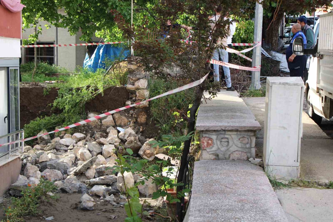3 METRE UZUNLUK VE 15 METRE GENİŞLİĞİNDEKİ DUVARIN YIKILDIĞI ANLARDA ÇEVREDE KİMSENİN...