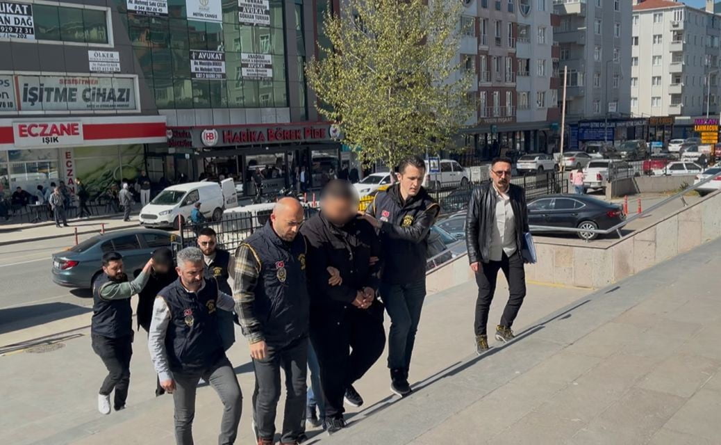 3 ŞÜPHELİ YAKALANARAK ADLİYEYE SEVK EDİLDİ.