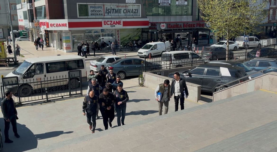 3 ŞÜPHELİ YAKALANARAK ADLİYEYE SEVK EDİLDİ.