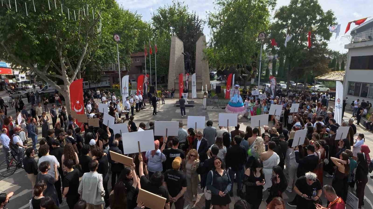 38. ULUSLARARASI AMATÖR TİYATRO FESTİVALİ, DENİZLİ’DE BU YIL DA YOĞUN KATILIM VE RENKLİ...