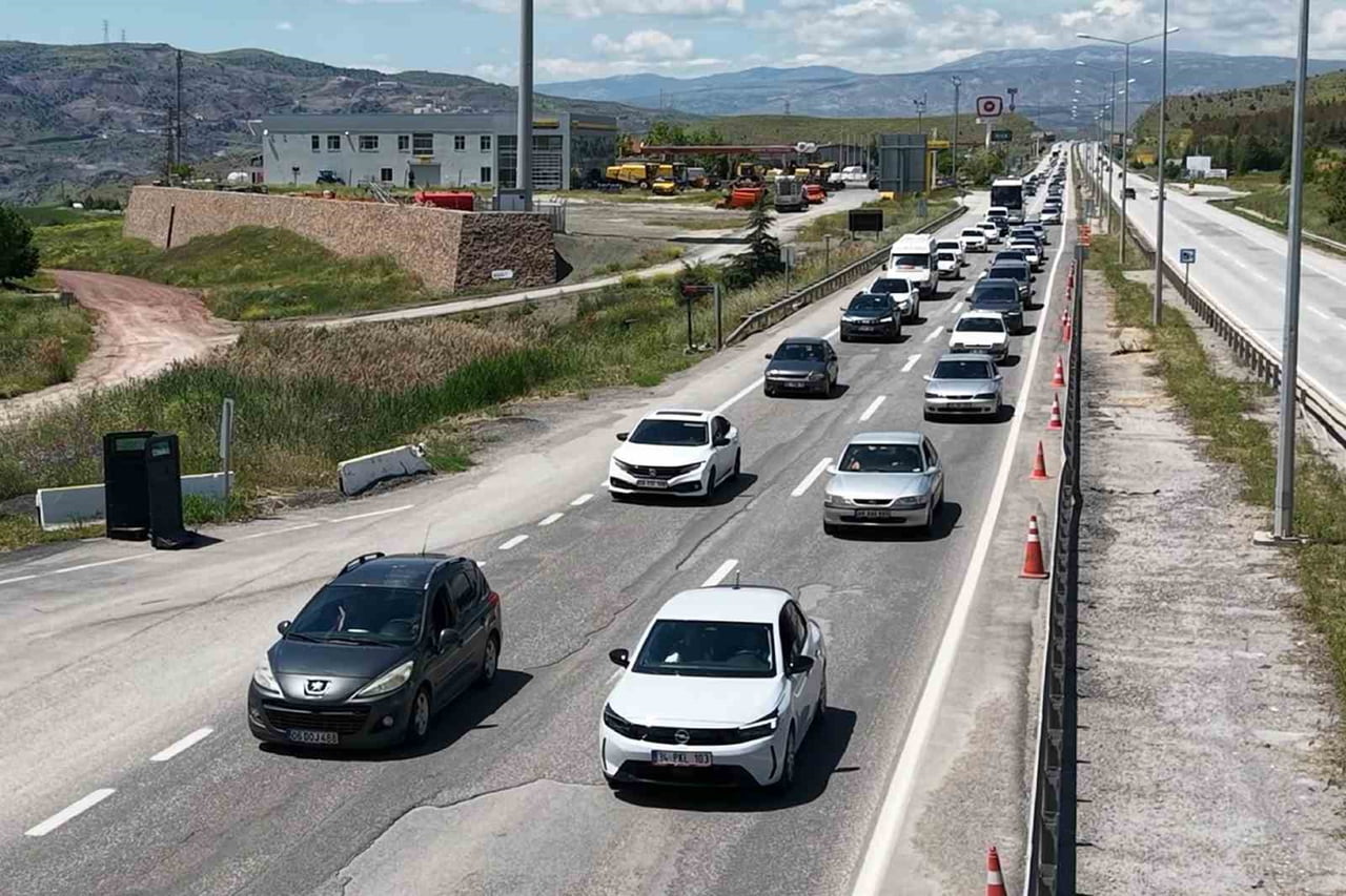 43 İLİN GEÇİŞ NOKTASI OLAN "KİLİT KAVŞAK" KIRIKKALE’DE, KURBAN BAYRAMI AREFESİNDE TRAFİK...