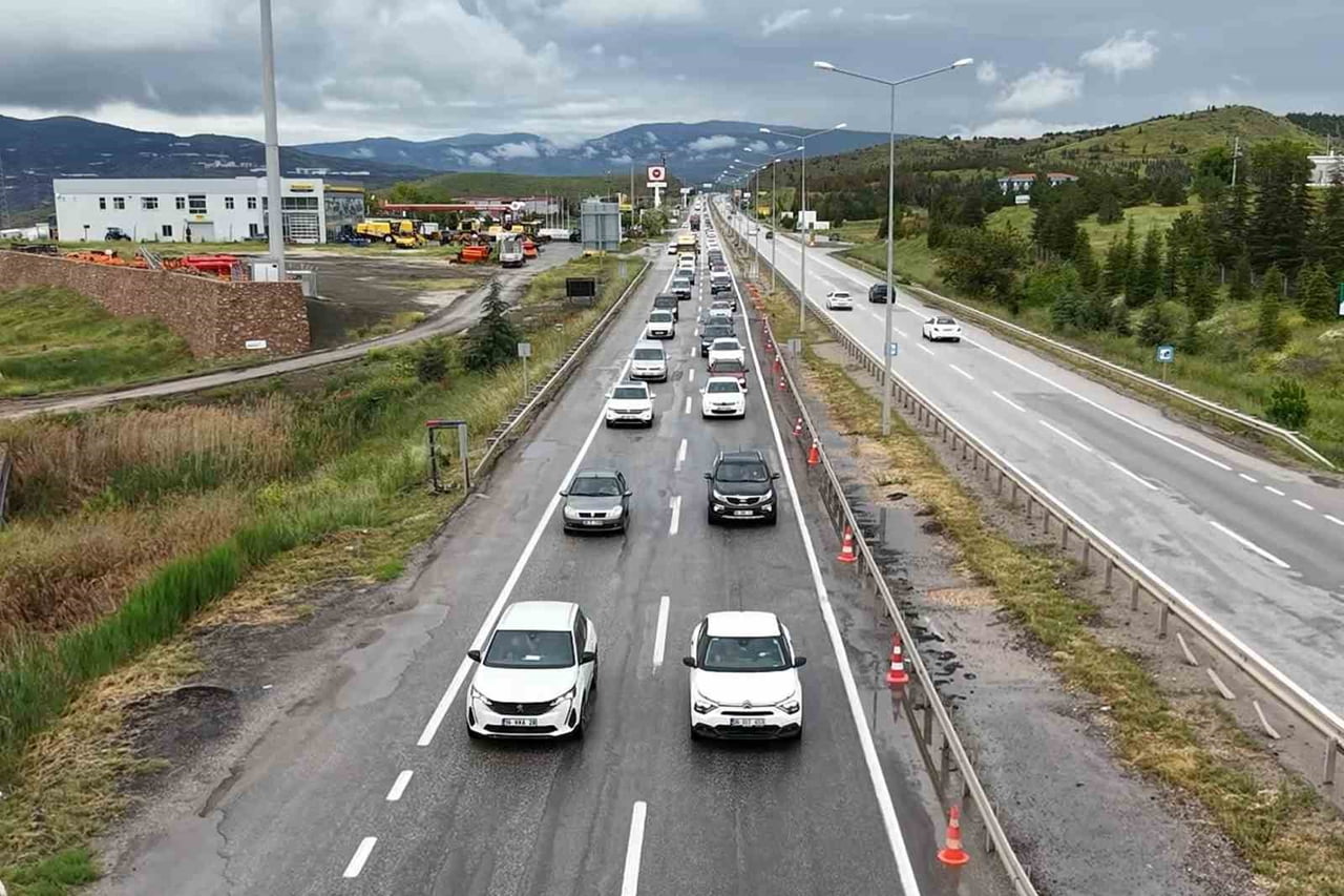 43 İLİN GEÇİŞ NOKTASINDA BULUNAN "KİLİT KAVŞAK" KIRIKKALE’DE, BAYRAM TATİLİ DOLAYISIYLA TRAFİK...