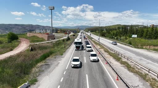 43 ilin geçiş noktasında trafik hareketliliği devam ediyor: Vali’den sürücülere emniyet kemeri ve...