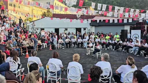 55 kadın bir araya geldi, hayatın stresini darbuka öğrenerek attı