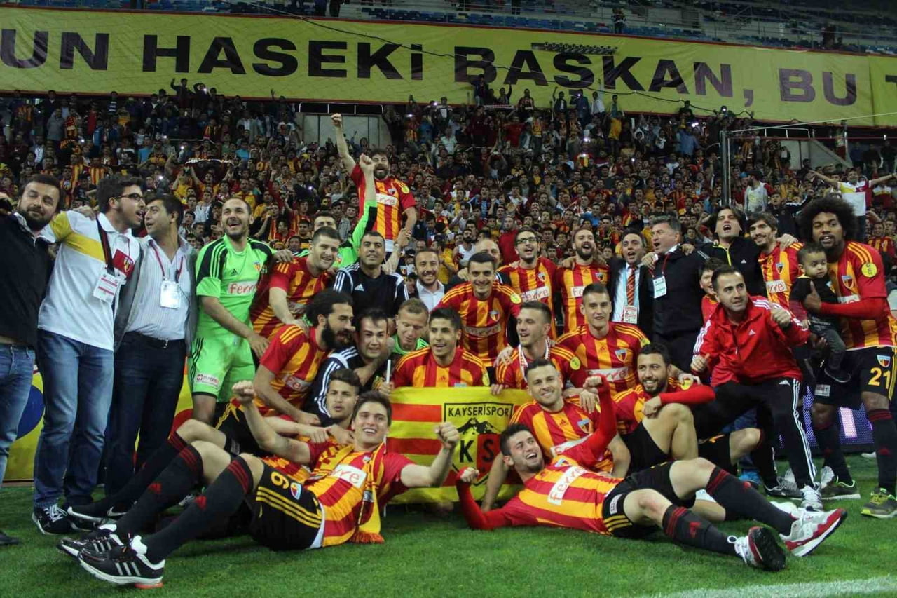 7 MAYIS 2015 TARİHİNDE ŞAMPİYONLUK KUPASINI KALDIRARAK SÜPER LİG'E YÜKSELEN KAYSERİSPOR, AYNI GÜN...
