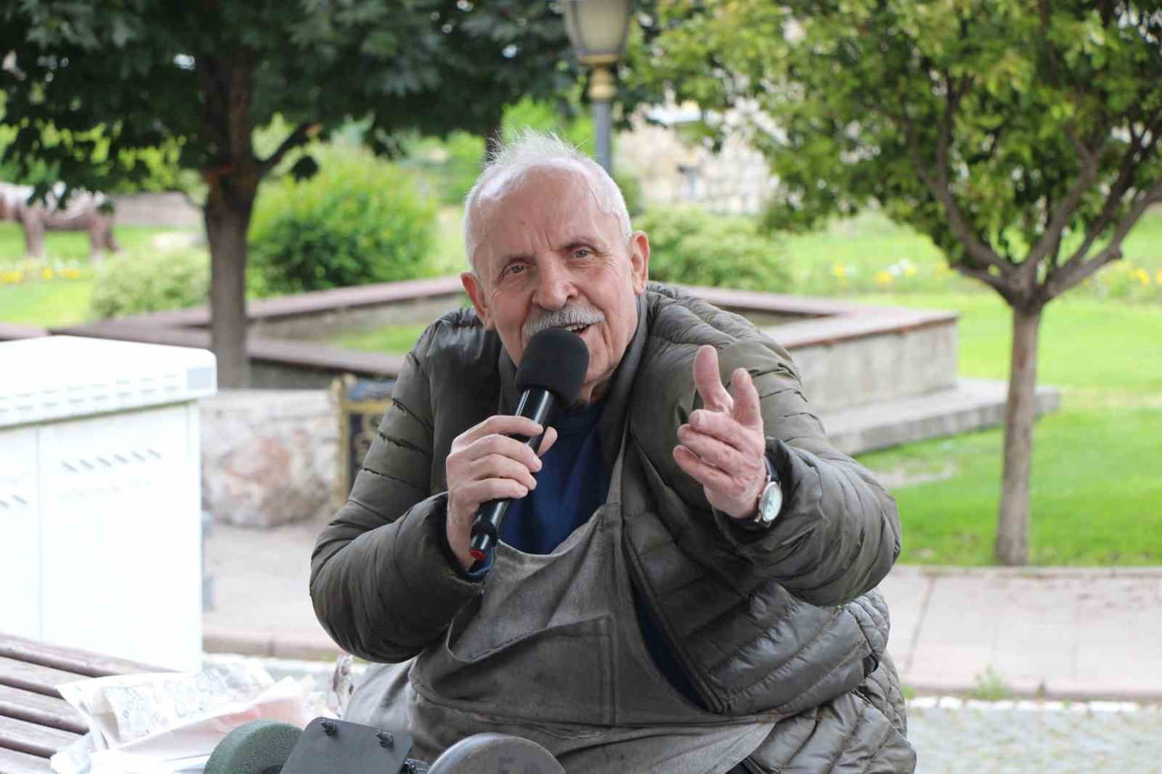 70 YAŞINDAKİ ŞARKICI, GÜMÜŞLÜ MAHALLESİ'NDEKİ İŞYERİNE GELENLERE DİLEDİKLERİ AN KONSER...