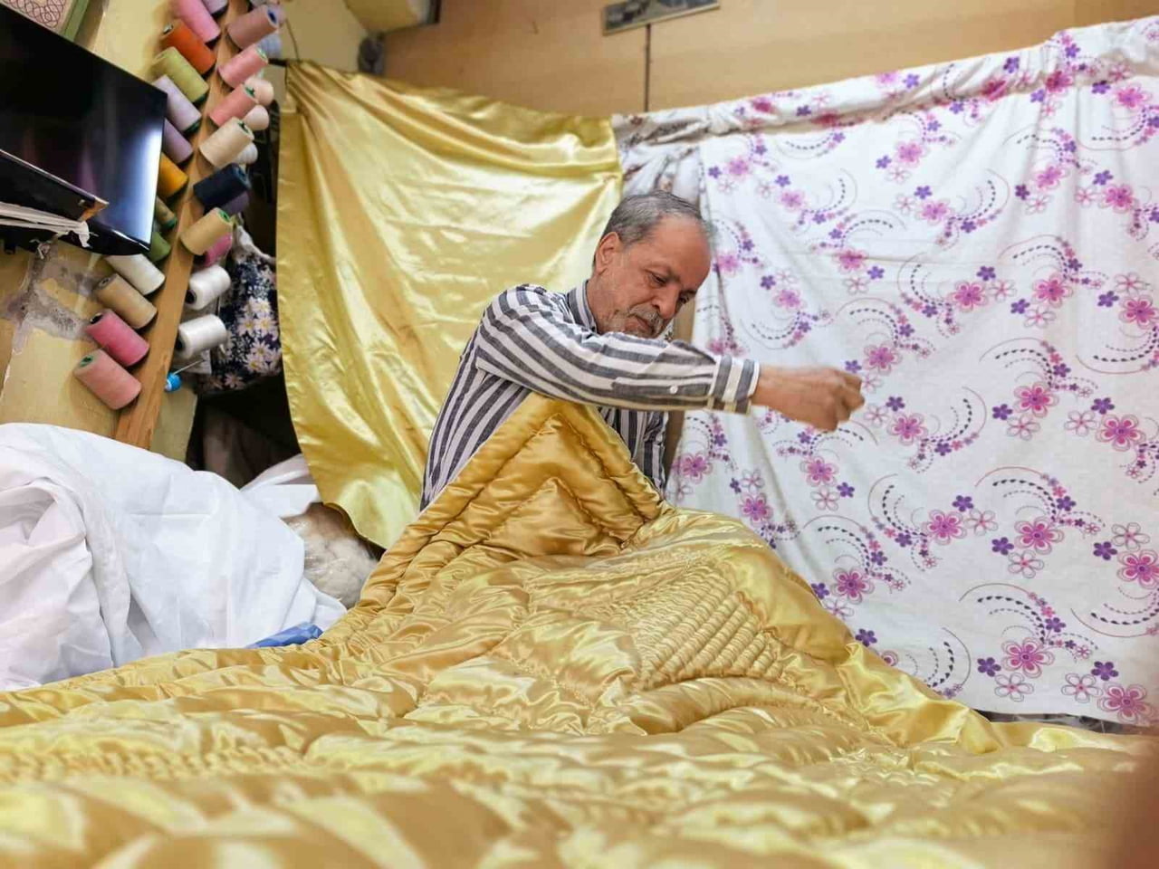 73 YAŞINDAKİ ERKAN GENÇ 60 YILDIR MESLEĞİNİ AYNI AŞKLA İCRA EDİYOR