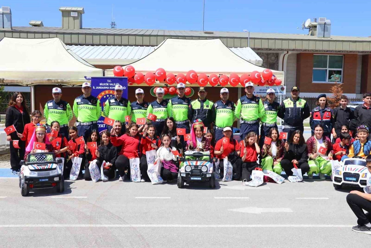 75 ÖĞRENCİ TRAFİK PARKINDA KURALLARI UYGULAMALI ÖĞRENDİ