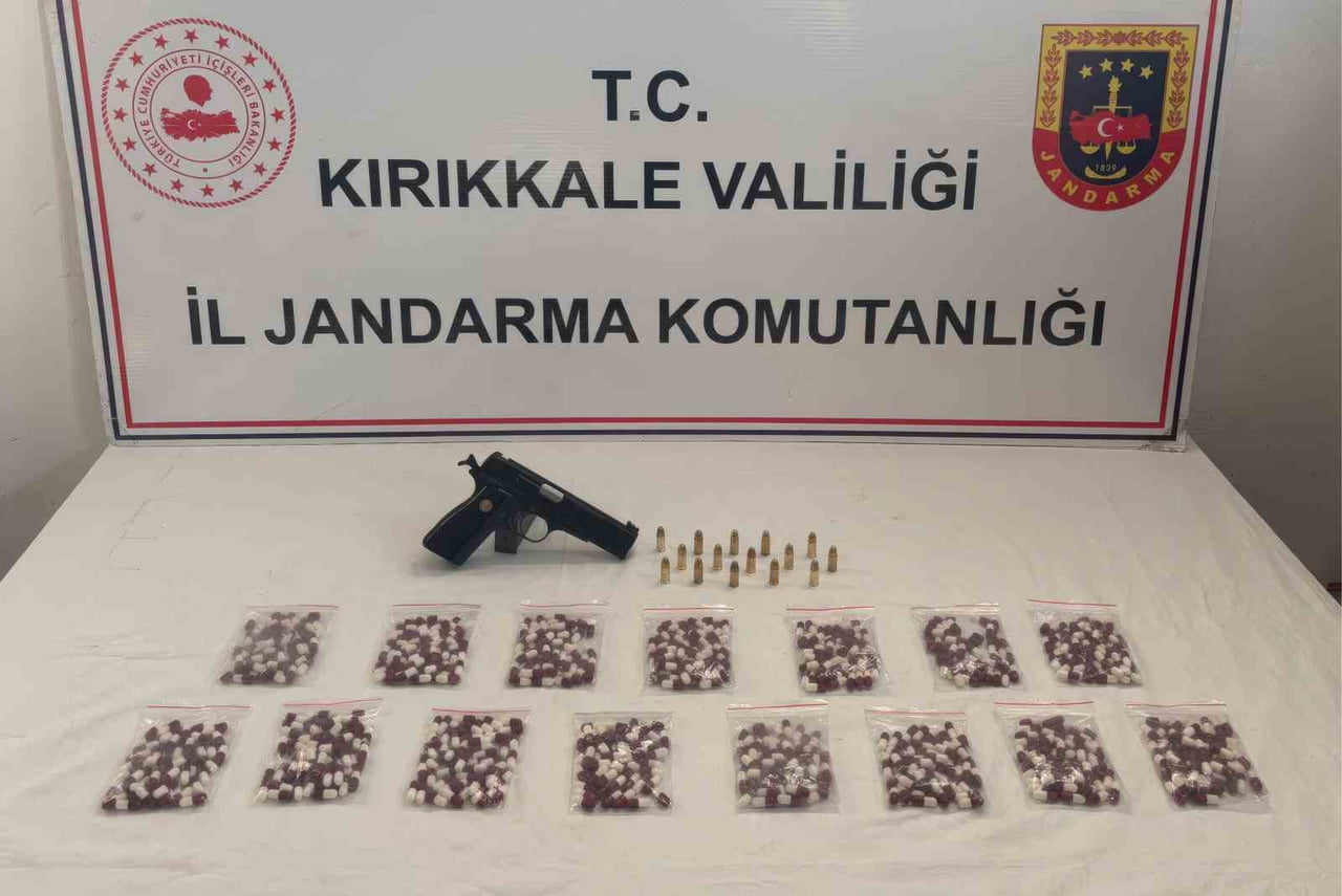 754 SENTETİK ECZA HAP, 1 RUHSATSIZ TABANCA VE 15 ADET 9 MİLİMETRE TABANCA FİŞEĞİ