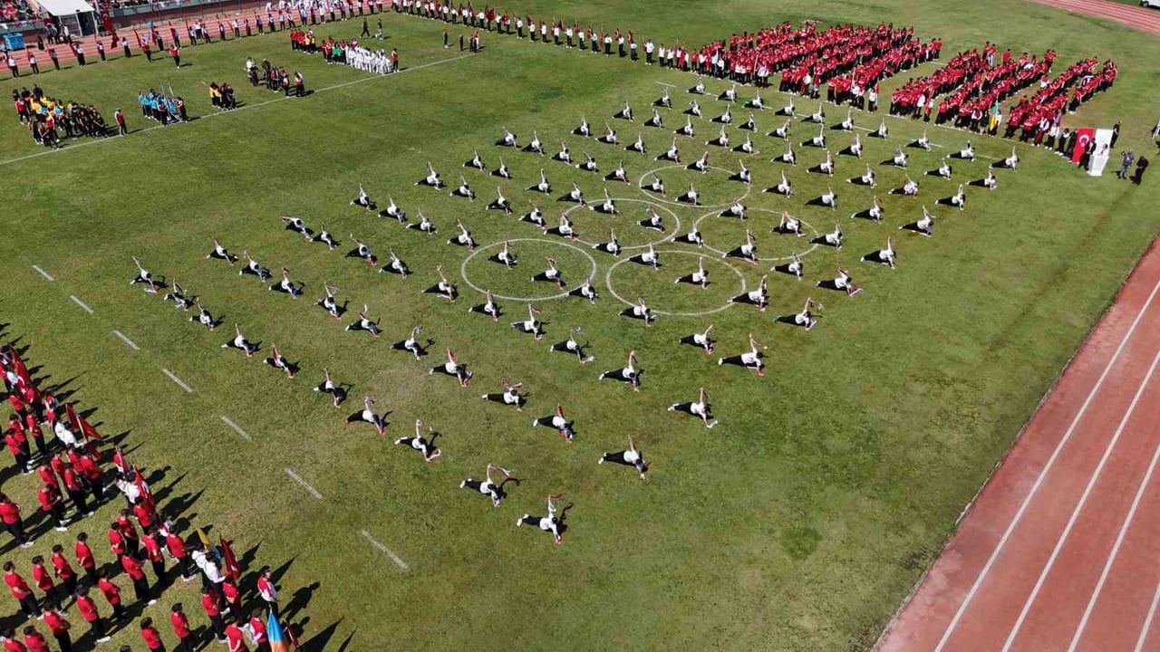 8 KASIM STADYUMU’NDA GERÇEKLEŞTİRİLEN ETKİNLİKTE GENÇLERİN ENERJİSİ, SPOR GÖSTERİLERİ VE BAYRAM...
