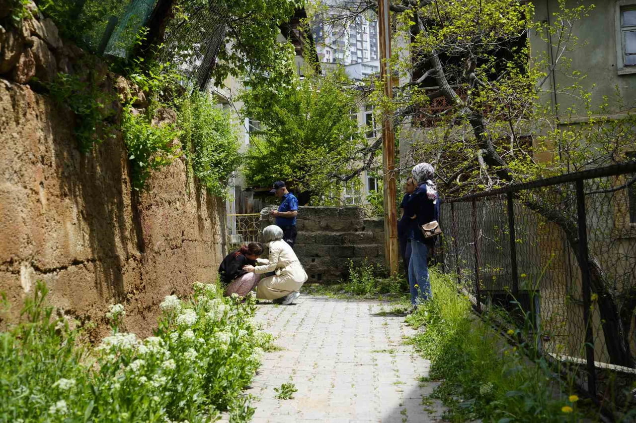 ACI HABERİ ALARAK OLAY YERİNE GELEN YAKINLARI SİNİR KRİZİ GEÇİRİRKEN, ANNE YILDIZ’IN FERYATLARI...