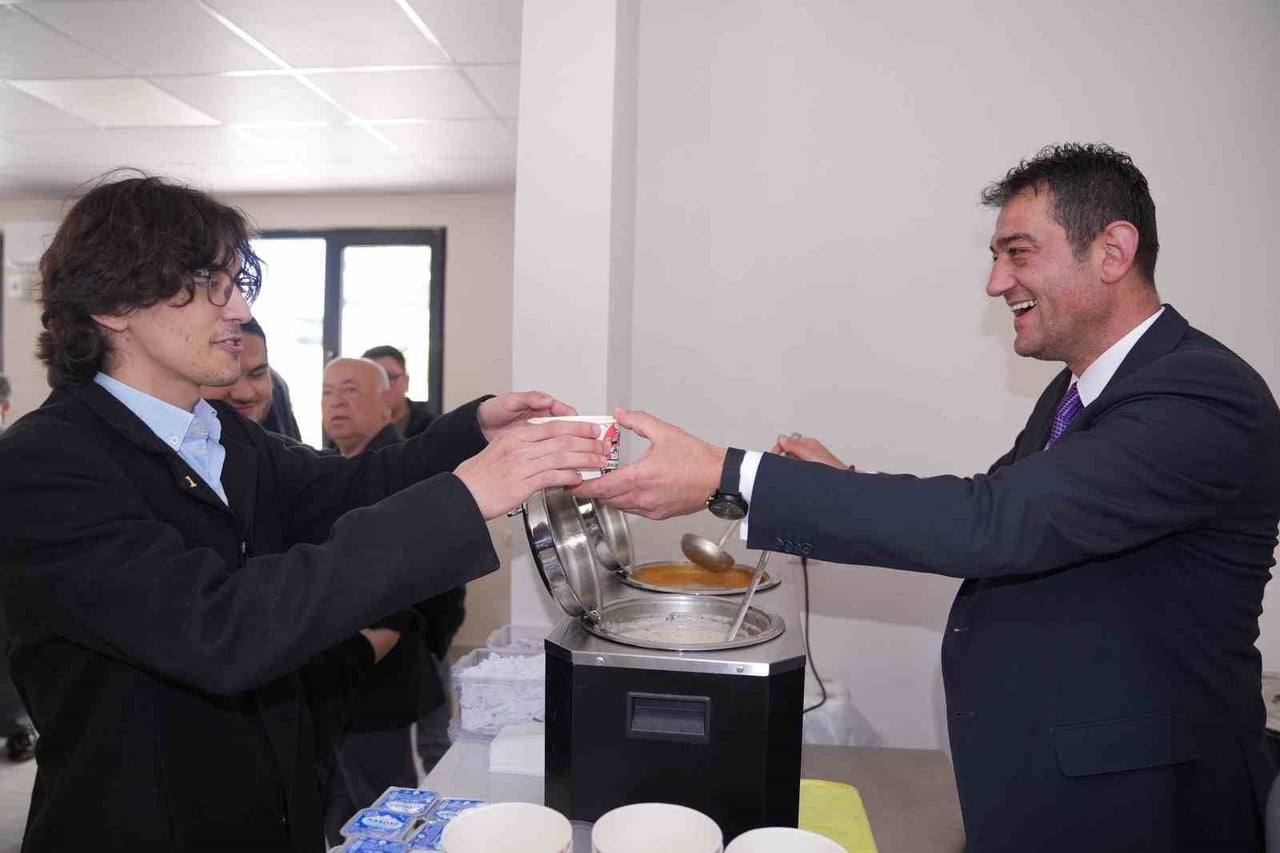AÇILIŞIN ARDINDAN BEELEDİYE BAŞKANI FUAT KÖSE, KENDİ ELLERİYLE ÖĞRENCİLERE ÇORBA SERVİSİNDE...