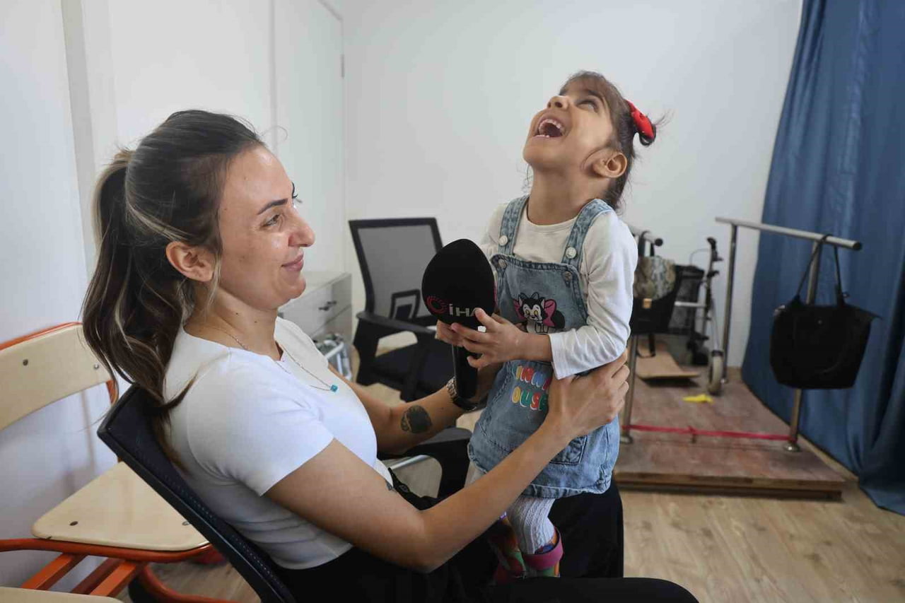 ADA SU YİĞİT, 2 YILLIK FİZİK TEDAVİ SÜRECİNİN ARDINDAN İLK ADIMLARINI ATTI VE ANNESİNE KENDİ...
