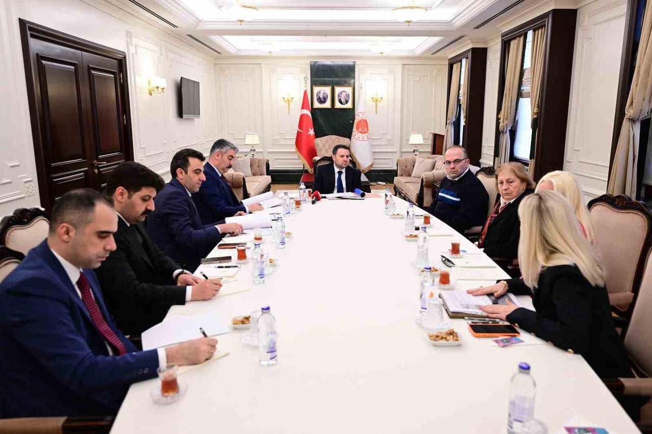 ADALET BAKANI AKIN GÜRLEK, 26 YIL ÖNCE KATLEDİLEN ÇAĞLA TUĞALTAY’IN AİLESİ İLE BİR ARAYA...