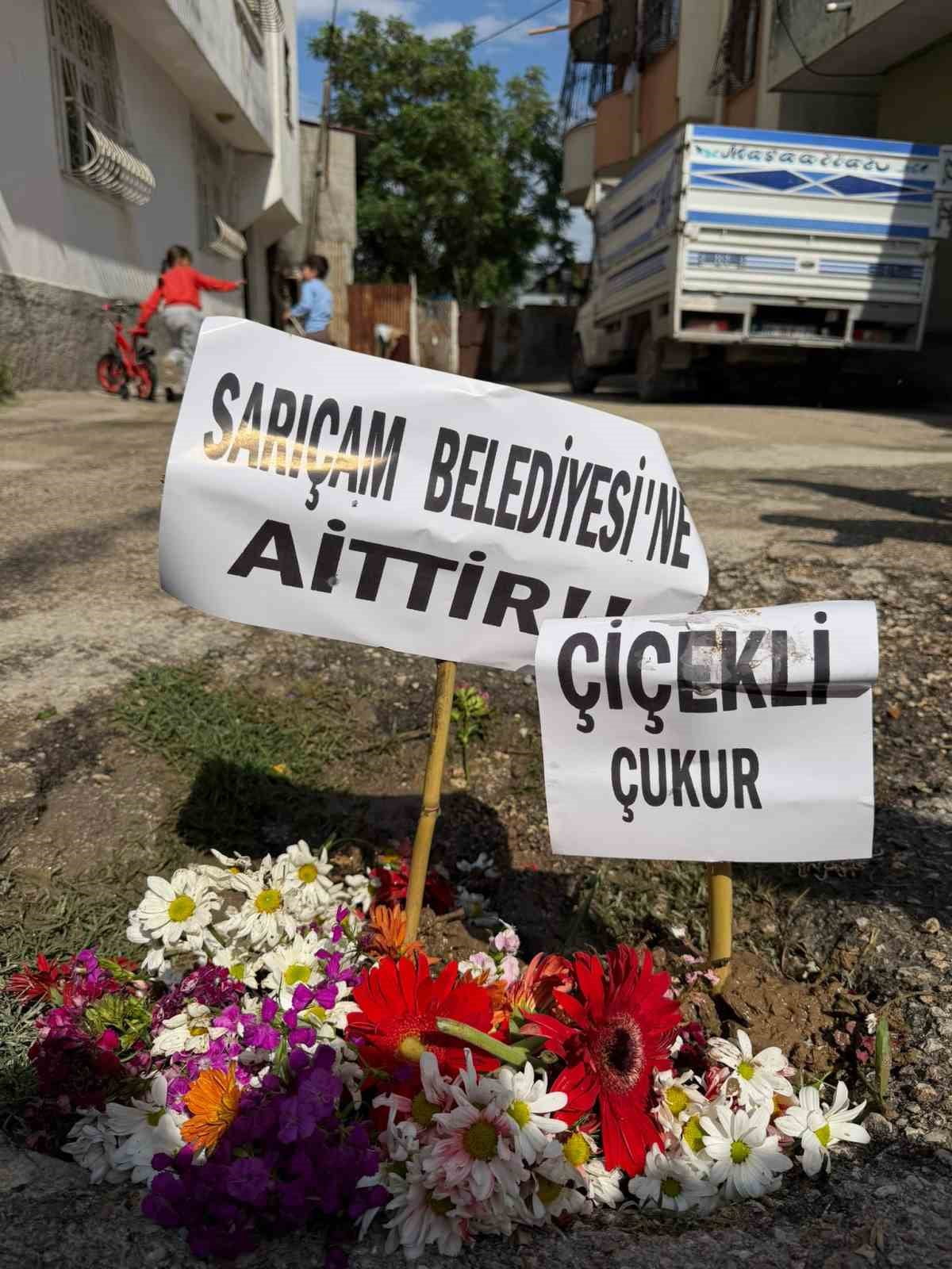 ADANA'DA BİR GRUP GENÇ, SEYHAN VE SARIÇAM BELEDİYELERİNİN ÇUKURLU YOLLARINA TEPKİ GÖSTERMEK İÇİN...