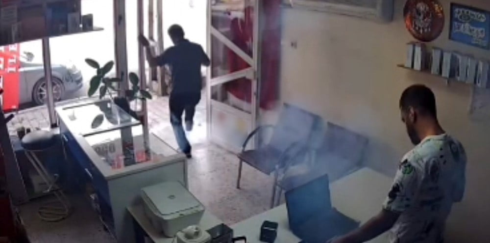 ADANA'DA BİR TEKNİK SERVİSTE TAMİR EDİLEN CEP TELEFONU, BATARYASININ ALEV ALMASI SONUCU PATLADI