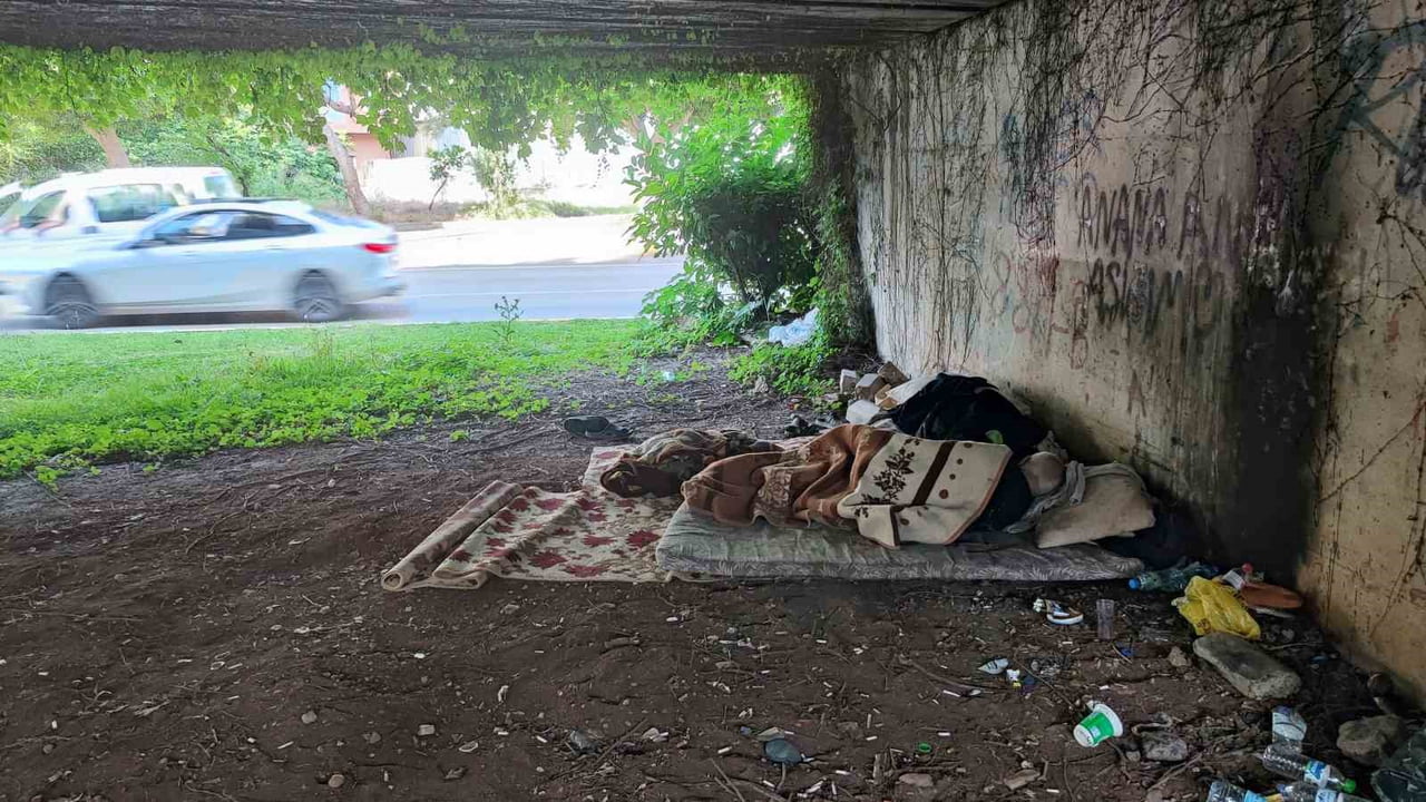 ADANA'DA EV SAHİBİNİN "TADİLAT YAPACAĞIZ" DİYEREK EVDEN ÇIKARMASININ ARDINDAN METRO KÖPRÜ ALTINDA...