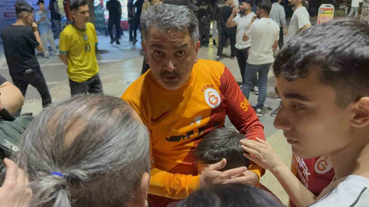 ADANA'DA GALATASARAY'IN ŞAMPİYONLUK KUTLAMALARI SIRASINDA ADANA DEMİRSPORLU TARAFTARLAR BİR...