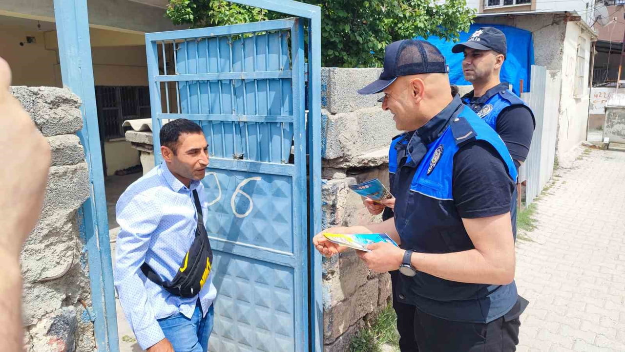 ADANA'DA HAVALARIN AŞIRI ISINMAMASINA RAĞMEN 8 GENCİN BOĞULMASI ÜZERİNE TOPLUM DESTEKLİ POLİSLİK...